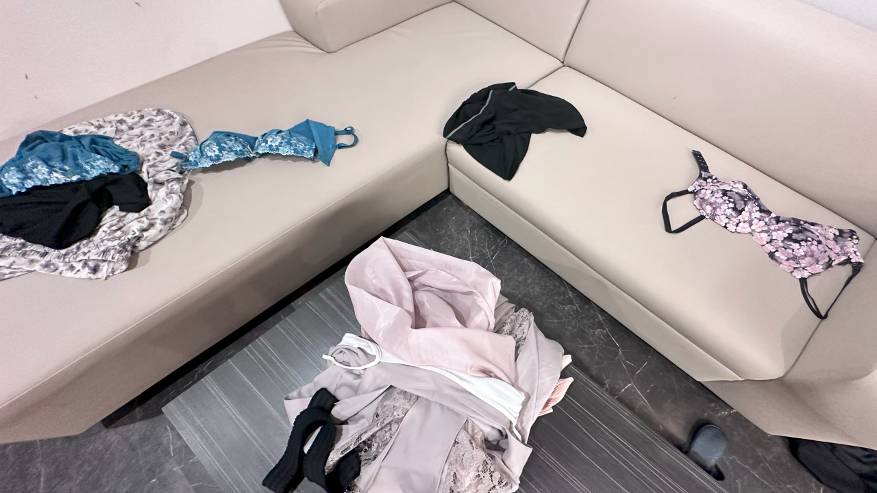 FC2PPV 4546825 Limited To The First 20 People 7000pt &rarr; 3980pt "Limited" What Happened When I Was Taking A Break At A Hotel With The Girls Who Missed The Last Train After Dinner.