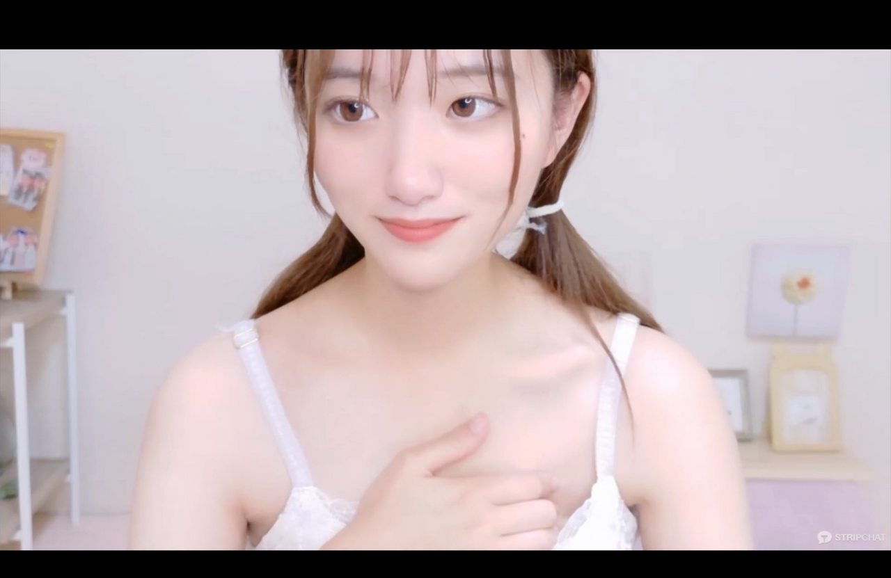 FC2PPV 4799244 A Fair-Skinned, Pure-Looking Girl With Black Hair Shows Off Her Bold Spread Legs.